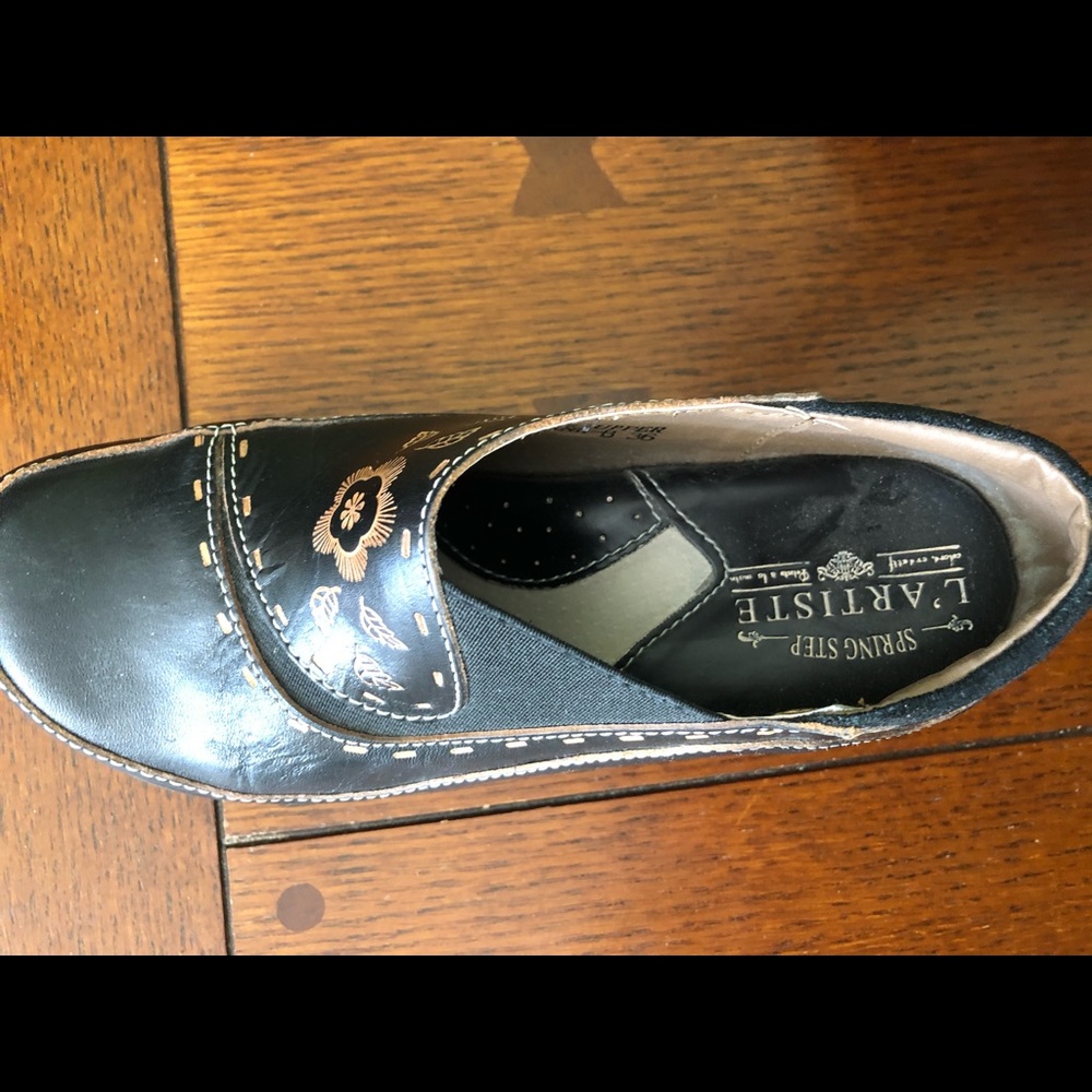 Shoe - Picture 2 of 4